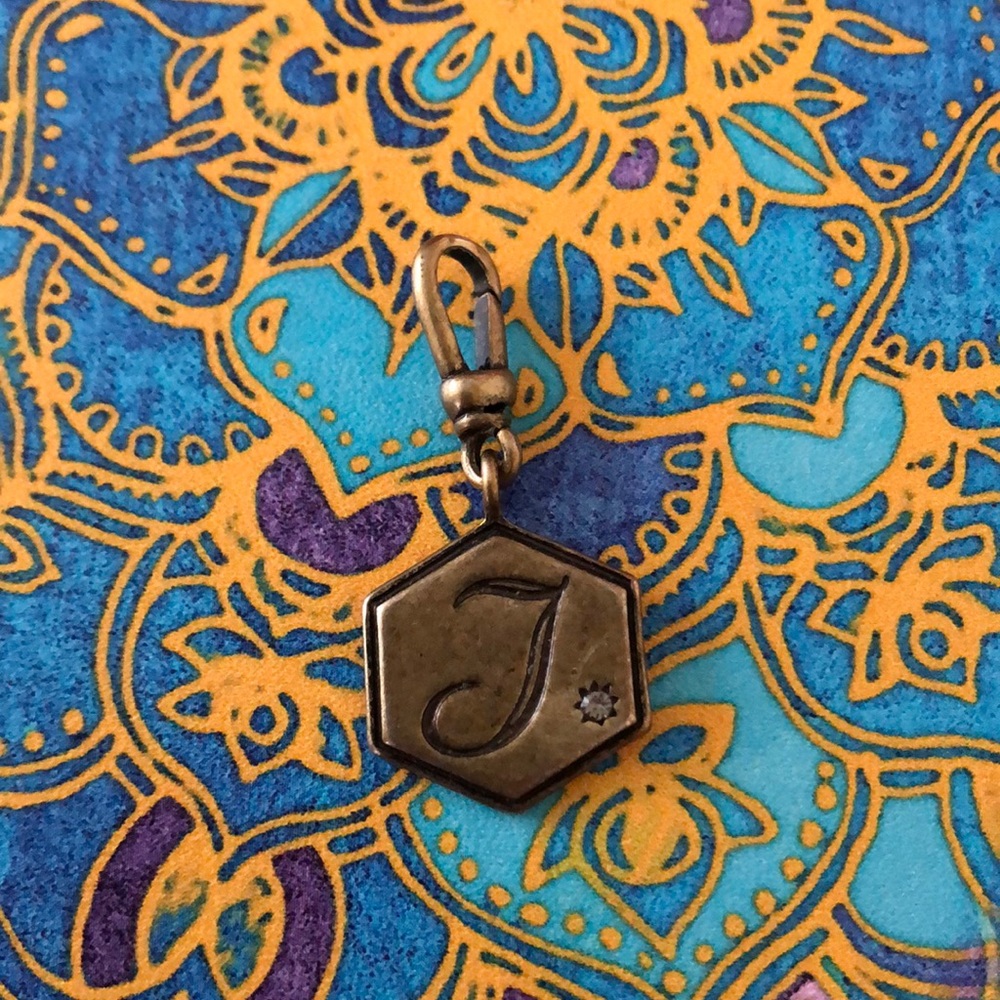 Tresors charm J